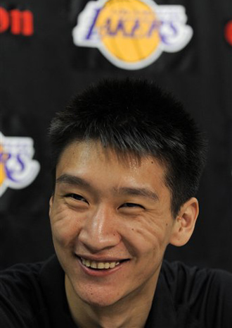 Los Angeles Lakers Sun Yue, of China, smiles during a news conference at the team's basketball training facility in El Segundo, Calif., Wednesday Sept. 24, 2008. The Lakers announced they have signed Sun, dubbed as China's Magic Johnson by fans, to a multi-year contract. [Sina.com]