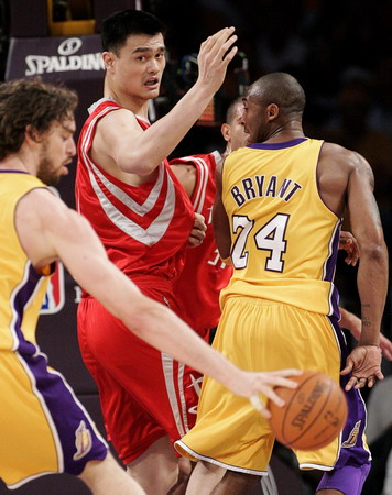 Rockets outmuscle Lakers 100-92 in series opener