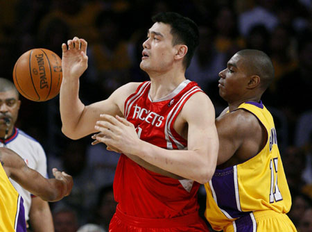 Yao's 28 lifts Rockets for 1-0 lead against Lakers