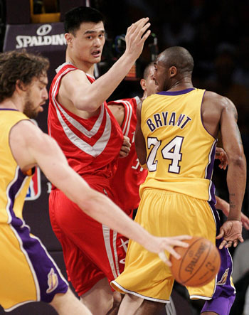 Yao's 28 lifts Rockets for 1-0 lead against Lakers