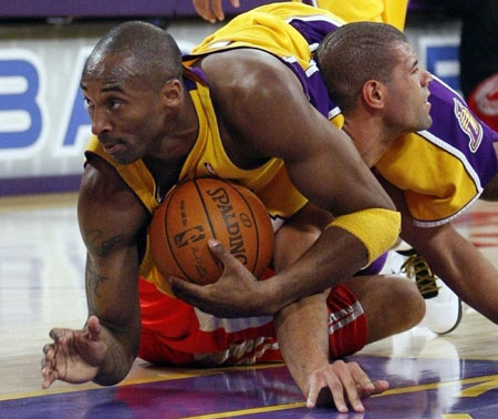 Yao's 28 lifts Rockets for 1-0 lead against Lakers