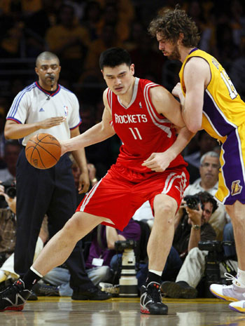 Yao's 28 lifts Rockets for 1-0 lead against Lakers