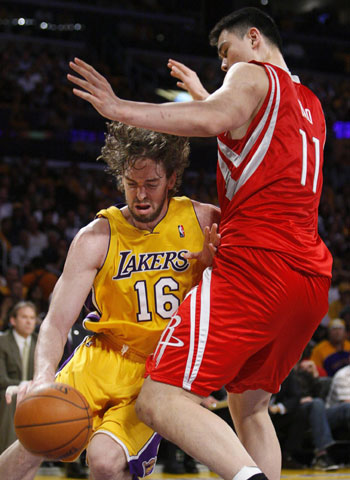 Yao's 28 lifts Rockets for 1-0 lead against Lakers