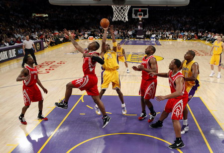 Lakers evens up series with Rockets