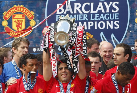 Man United win third consecutive league title