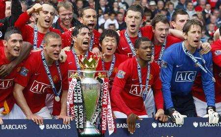 Man United win third consecutive league title