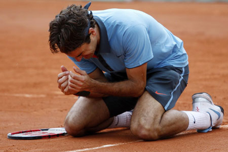 Inspired Federer conquers clay, equals record