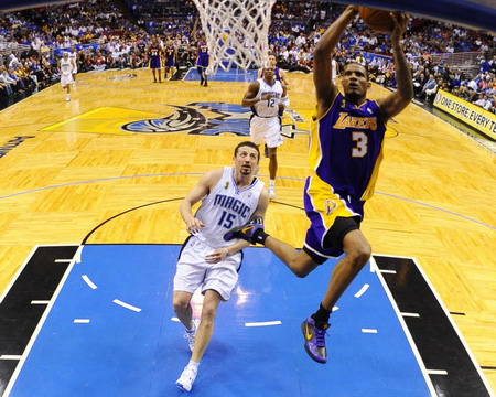 Lakers take 3-1 lead over Magic in NBA finals