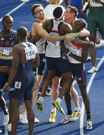 Americans cruise to victory in 4x400m relays