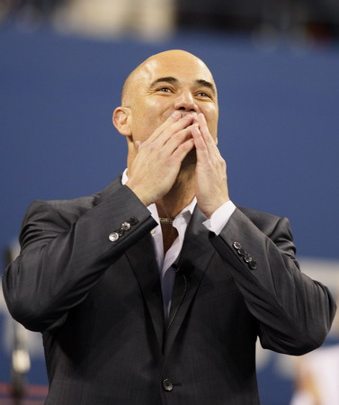 Like old times, an ovation for Agassi at US Open