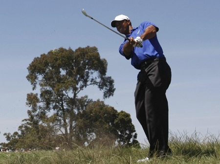 Woods takes charge at Australian Masters