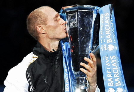 Davydenko beats Del Potro to win ATP Tour Final