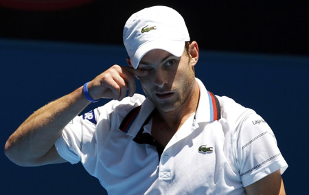 Roddick tumbles before win at Australian Open