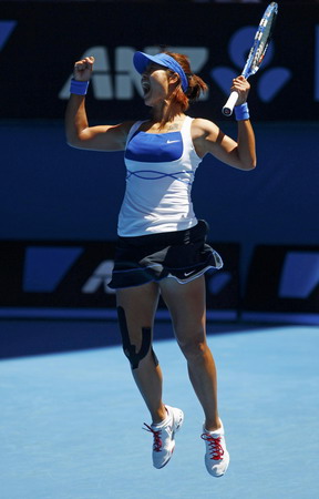 Li Na stuns Venus to reach Australian Open semis