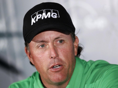 Mickelson removes Ping wedge, opposes groove rule