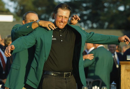 Mickelson wins Masters and gets long embrace