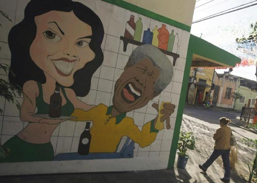 Mandela, Pele, Maradona murals on Brazilian street