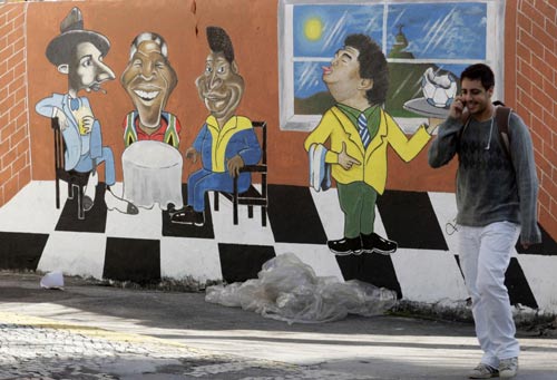 Mandela, Pele, Maradona murals on Brazilian street