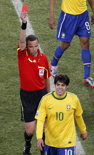 Brazil beat Cote d'Ivoire but Kaka sent off