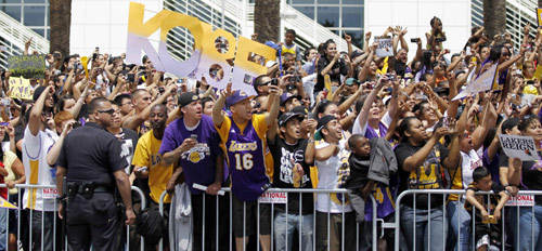 Lakers parade to celebrate Championship