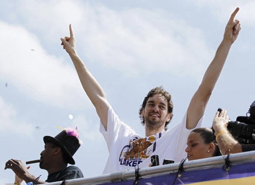 Lakers parade to celebrate Championship