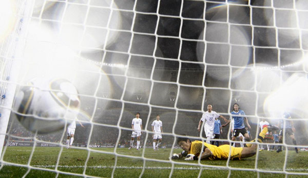Uruguay beats South Korea 2-1 to reach quarters