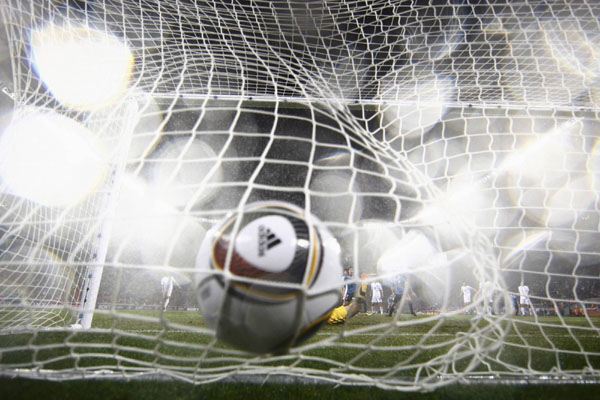 Uruguay beats South Korea 2-1 to reach quarters
