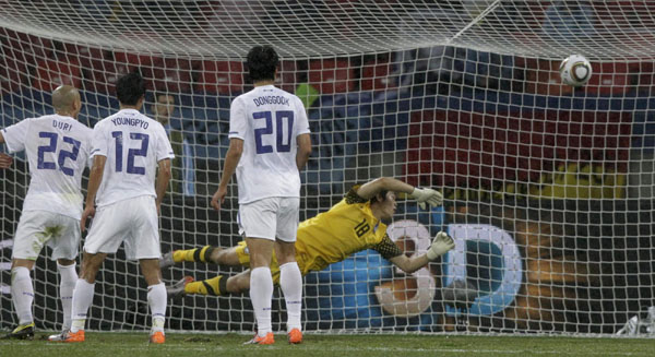 Uruguay beats South Korea 2-1 to reach quarters