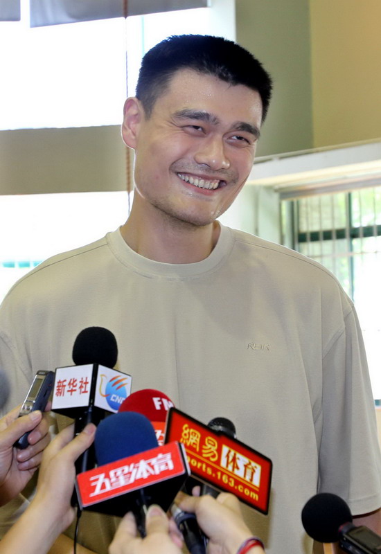 Yao back in Shanghai, watches home team training