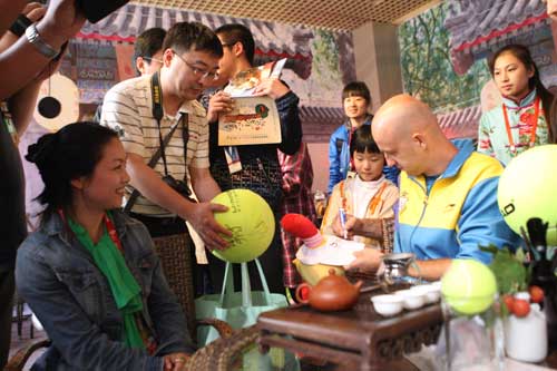 Tennis star tastes China tea at China Open