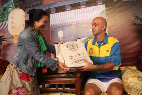 Tennis star tastes China tea at China Open