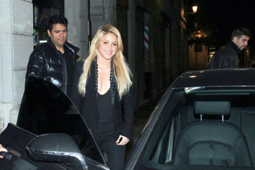 Shakira, Pique spotted holding hands in Spain
