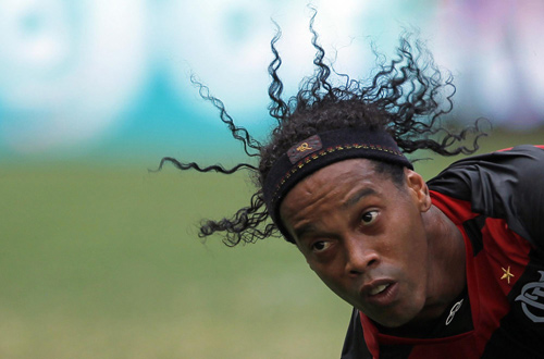 Ronaldinho's trademark free kick hands Flamengo first trophy