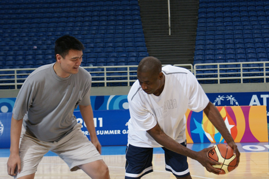 Yao reunites with former teammate at Athens Special Olympics