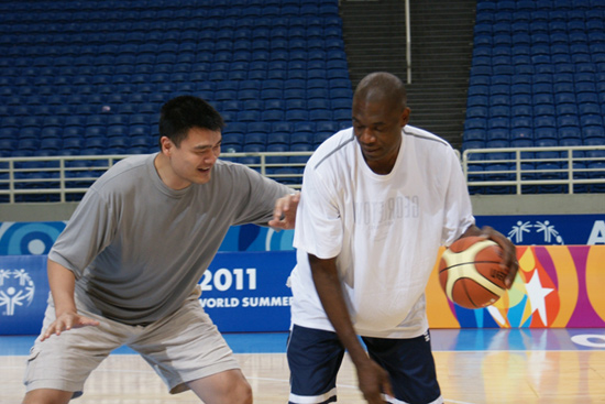 Yao reunites with former teammate at Athens Special Olympics