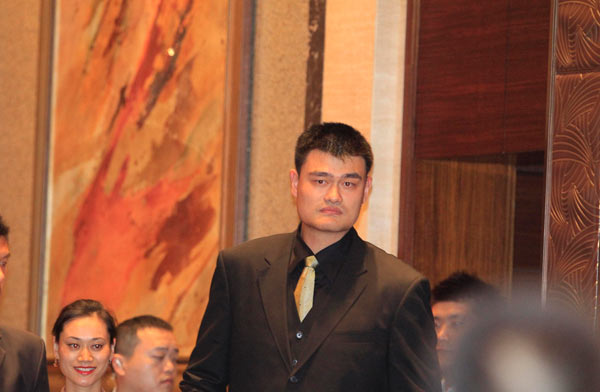 Yao Ming announces retirement