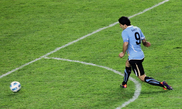 Suarez's 2 goals put Uruguay into final