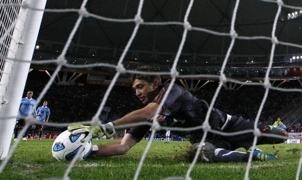 Suarez's 2 goals put Uruguay into final