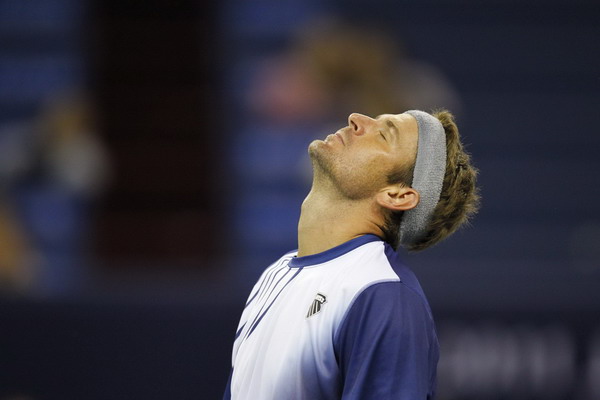 Roddick turns tide in Shanghai but Fish flounders