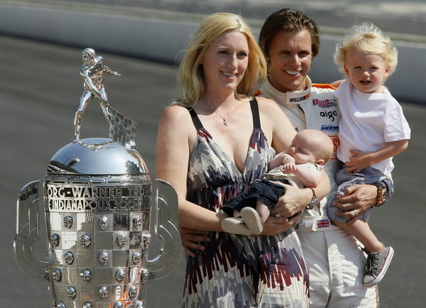 Indy 500 winner Wheldon dies in massive wreck