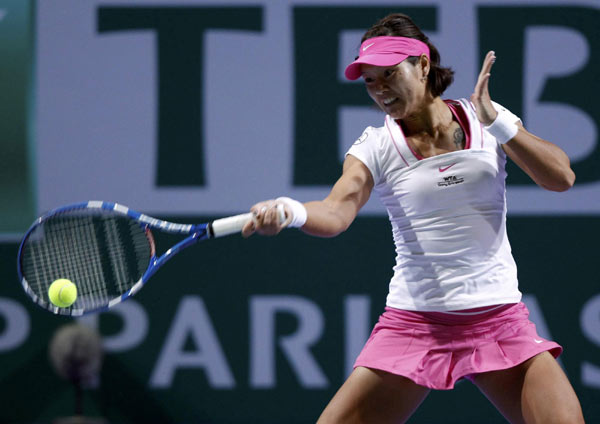 Sharapova slumps to Li Na defeat at WTA final
