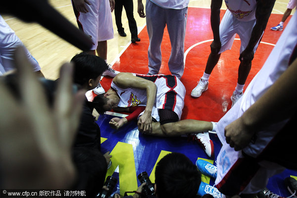 Yi Jianlian injured in CBA league match