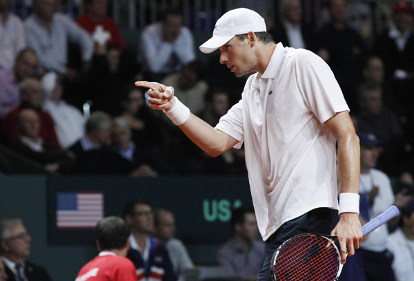 Isner stuns Federer, holders Spain in control