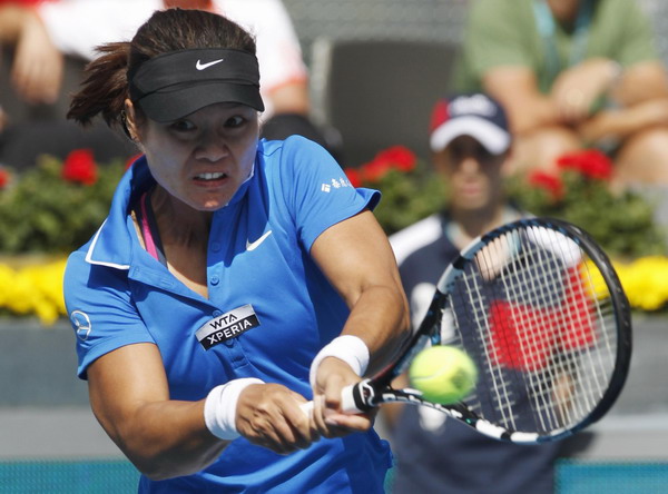 Li Na bows out against powerful Azarenka in Madrid