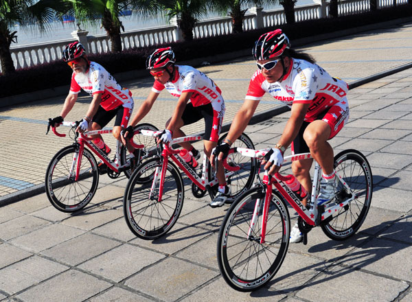 Taiwan cyclist family pedals 4,500km