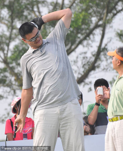 Celebrities tee off in South China golf tournament