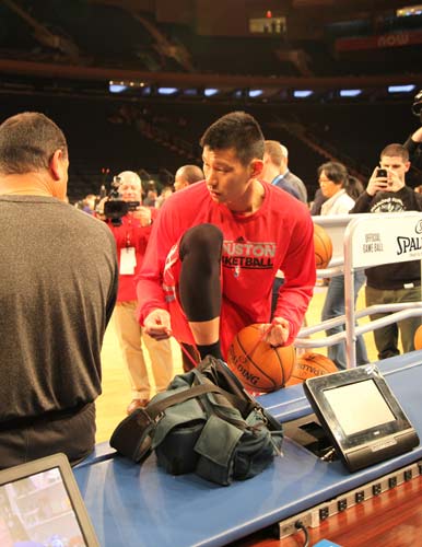 Lin shines in Rockets landslide win over Knicks