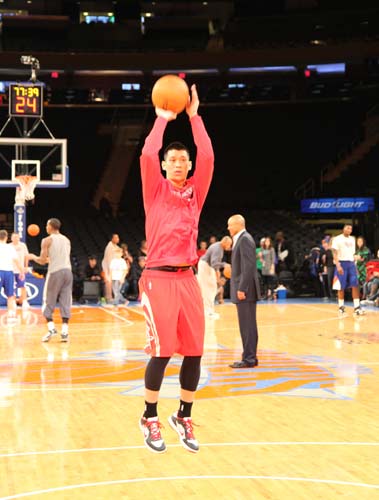 Lin shines in Rockets landslide win over Knicks