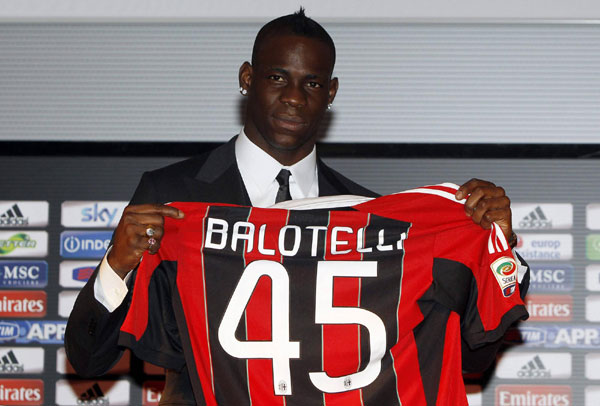 Balotelli scores twice on Milan debut