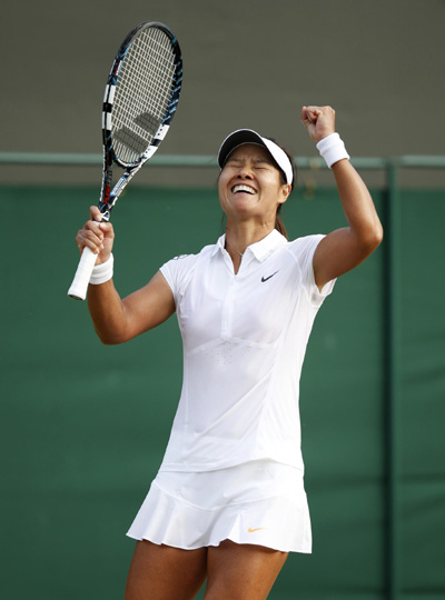 Li Na edges Zakopalova to reach last 16